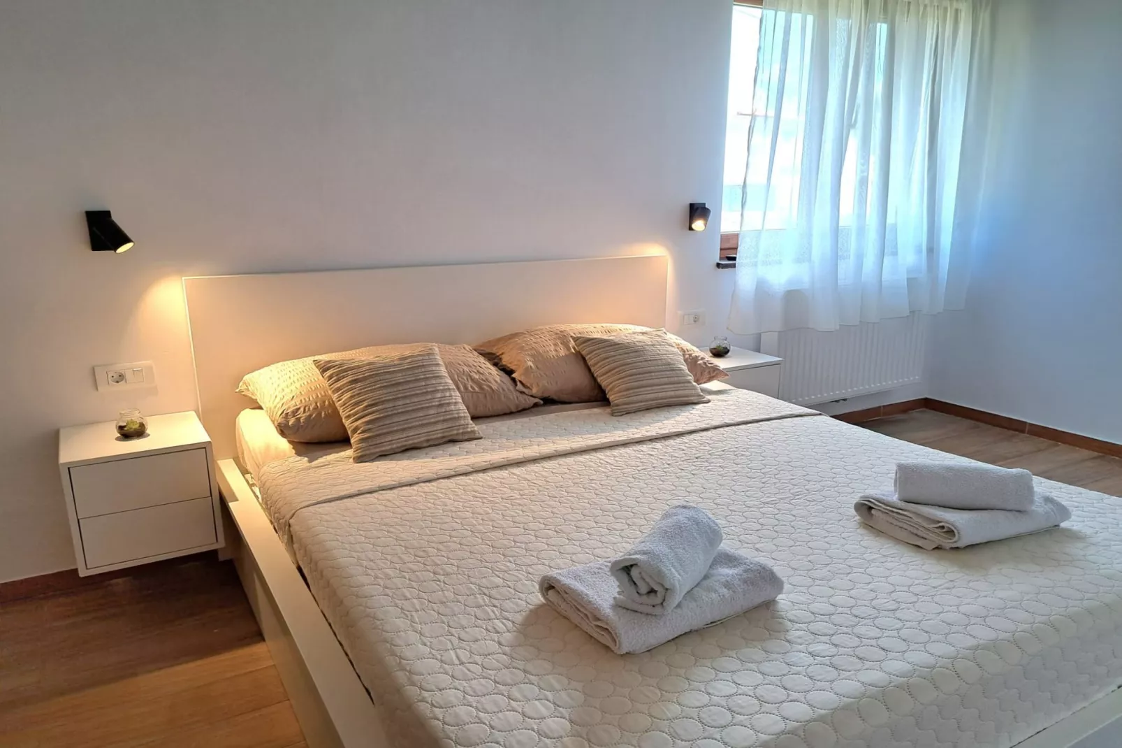 Tranquil Holiday Home with Pool, Garden, and Playground in a Peaceful Countryside Setting - Three Bedroom Holiday Home - Slaapkamer