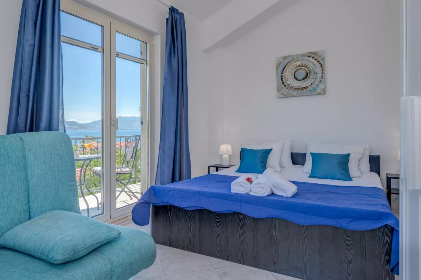 Seaside Getaway Holiday Home with Patio Slatine - Three Bedroom Holiday Home - Slaapkamer