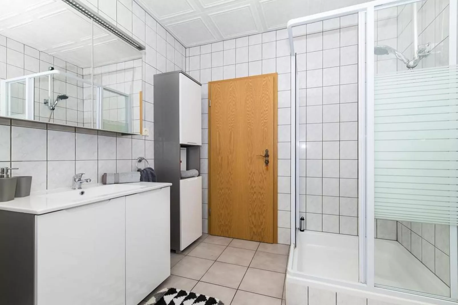 Spacious Holiday Home with Pool and Hot Tub in Kastel Stari - Four Bedroom Holiday Home with Pool - Badkamer