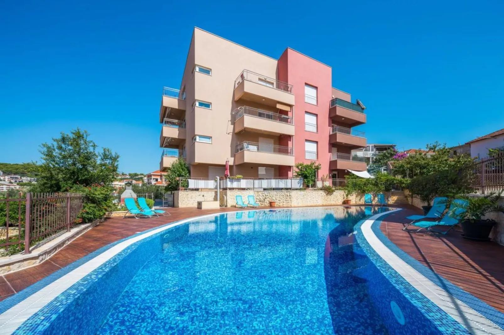 Elegant Hideaway Apartment with Pool - Two Bedroom Apartment with Pool - Buitenlucht