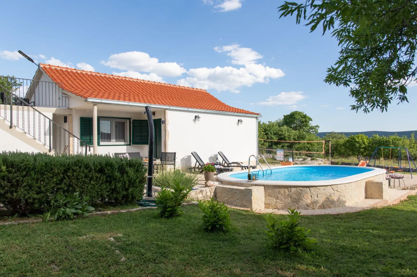 Serene Retreat Holiday Home with Pool - Two Bedroom Holiday Home with Pool - Buitenlucht