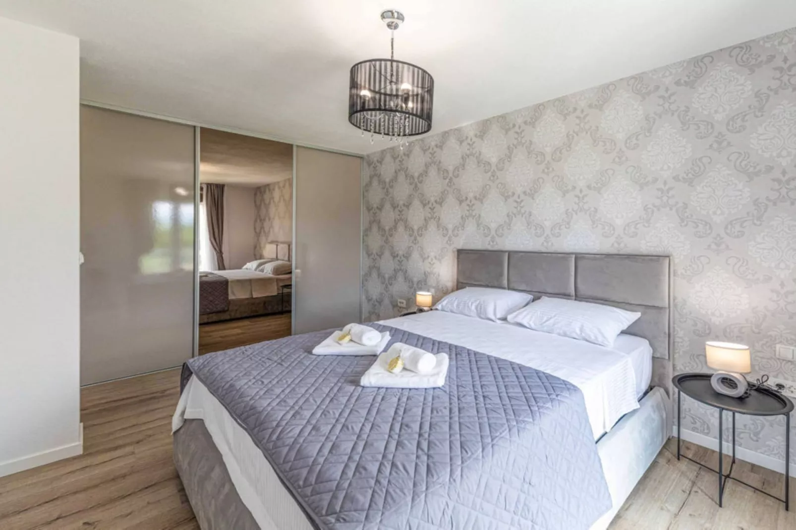 Expansive Retreat with Private Pool & BBQ, Near the Beach - Six Bedroom Villa - Slaapkamer