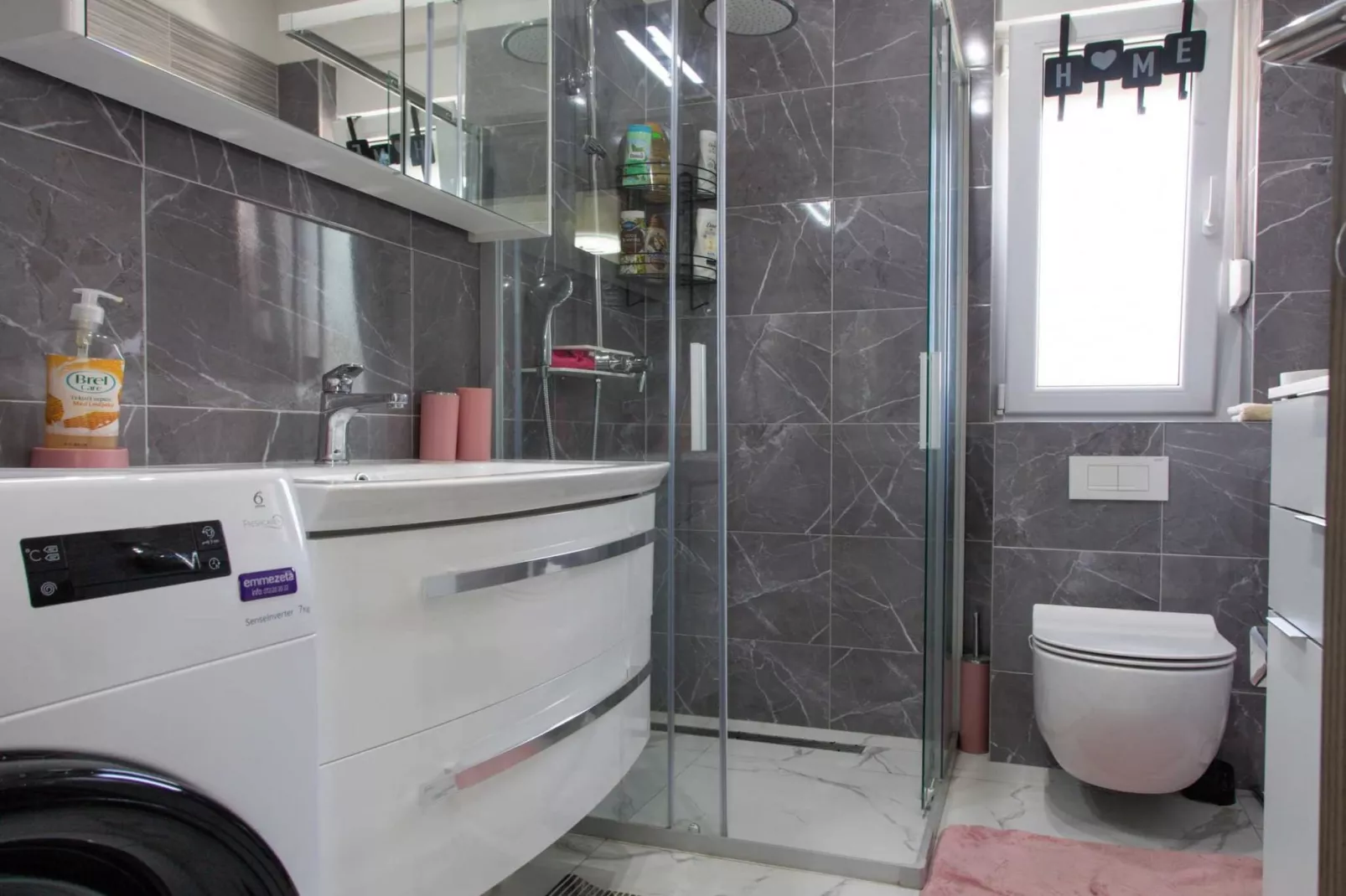 Trendy and Chic Apartment with Terrace and Private Garden - One Bedroom Apartment - Badkamer