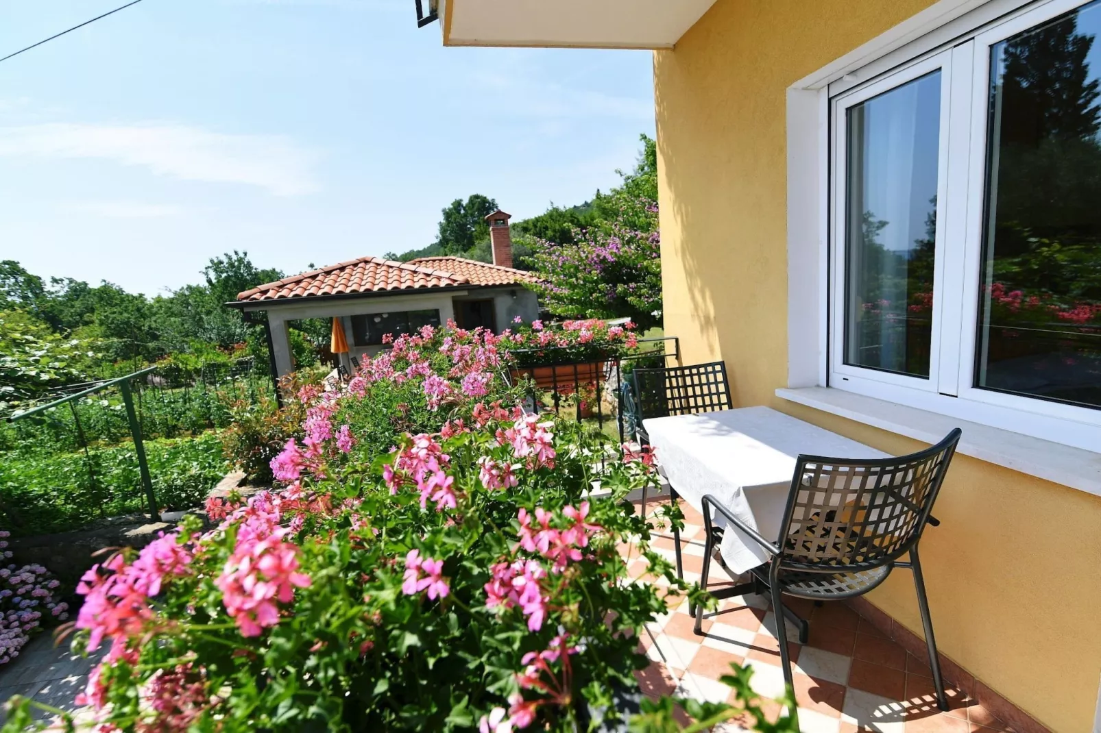 Scenic Retreat Rooms and Family Apartments - One Bedroom Apartment with Terrace - Terras