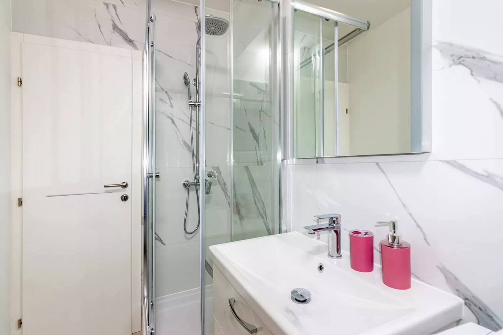 Modern Apartments with Private Balcony - Deluxe One Bedroom Apartment (Owner S3) - Badkamer