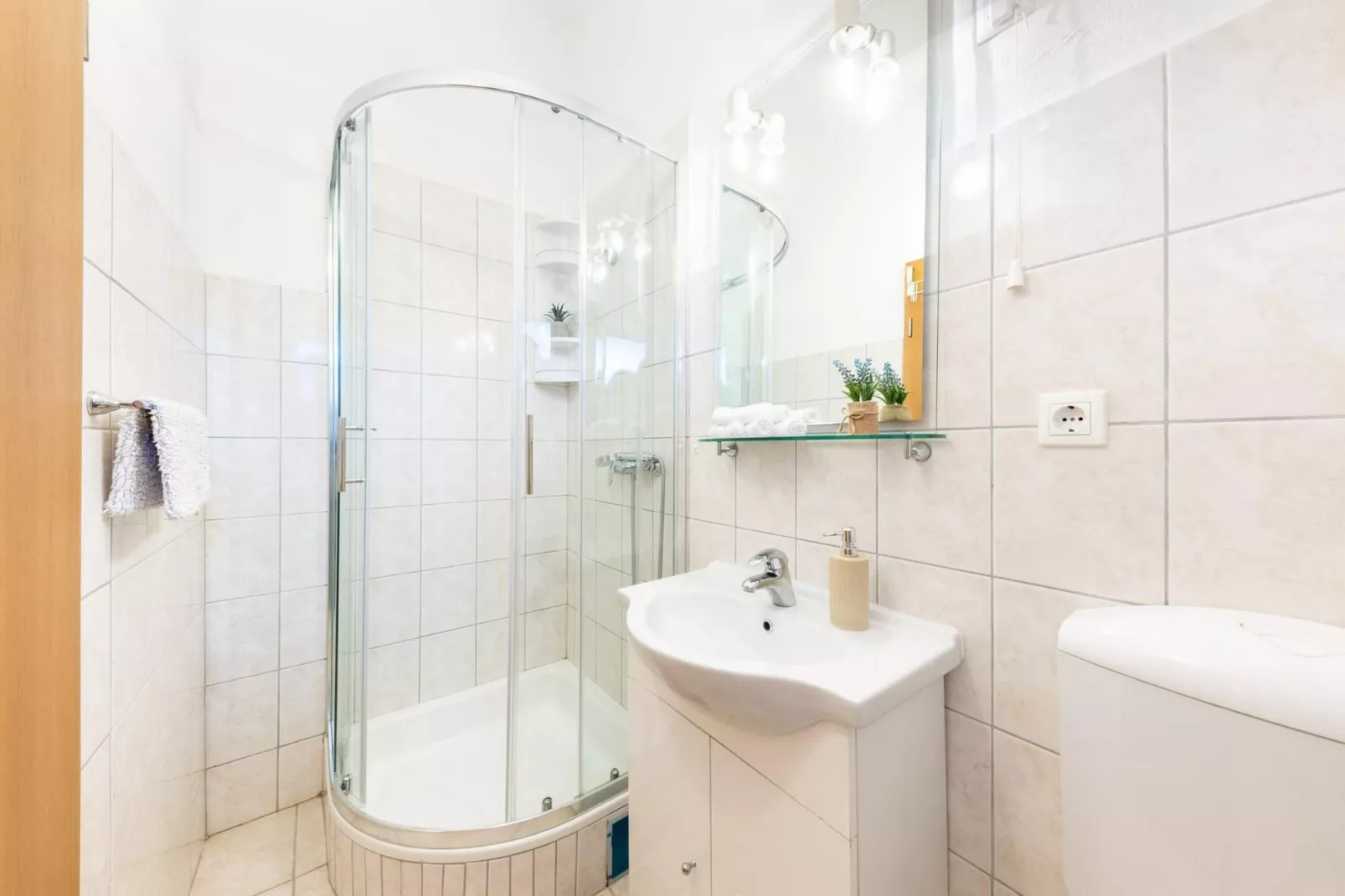 Spacious Prgomet Retreat with Private Pool, Fitness Centre, and Garden - Three Bedroom Villa - Badkamer