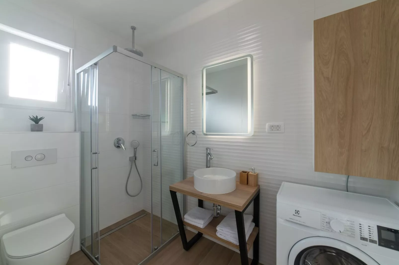 Luxury Kastela Villa with Heated Pool and Lounge Area - Four Bedroom Villa - Badkamer