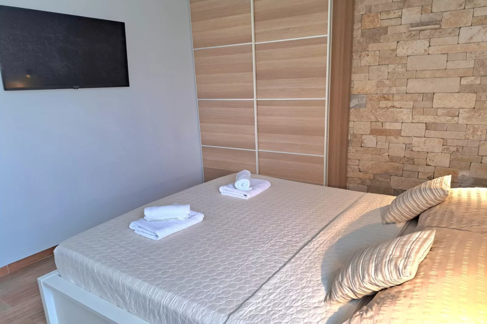 Tranquil Holiday Home with Pool, Garden, and Playground in a Peaceful Countryside Setting - Three Bedroom Holiday Home - Slaapkamer