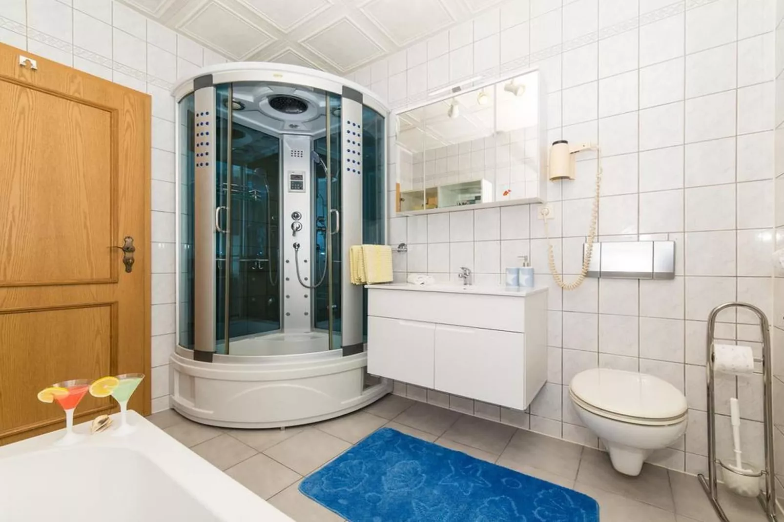 Spacious Holiday Home with Pool and Hot Tub in Kastel Stari - Four Bedroom Holiday Home with Pool - Badkamer