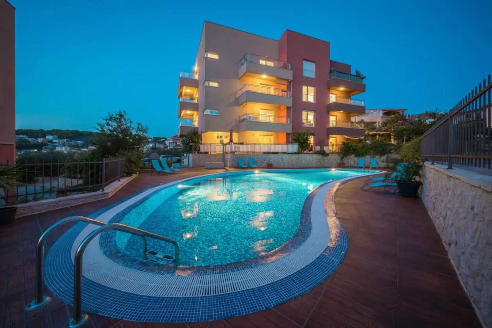 Elegant Hideaway Apartment with Pool - Two Bedroom Apartment with Pool - Buitenlucht