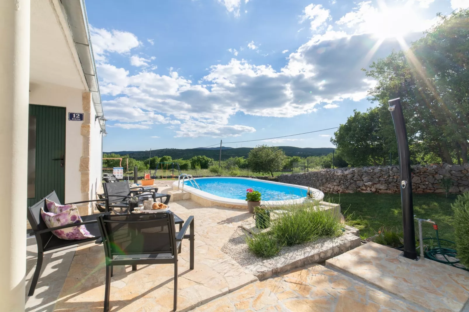 Serene Retreat Holiday Home with Pool - Two Bedroom Holiday Home with Pool - Buitenlucht