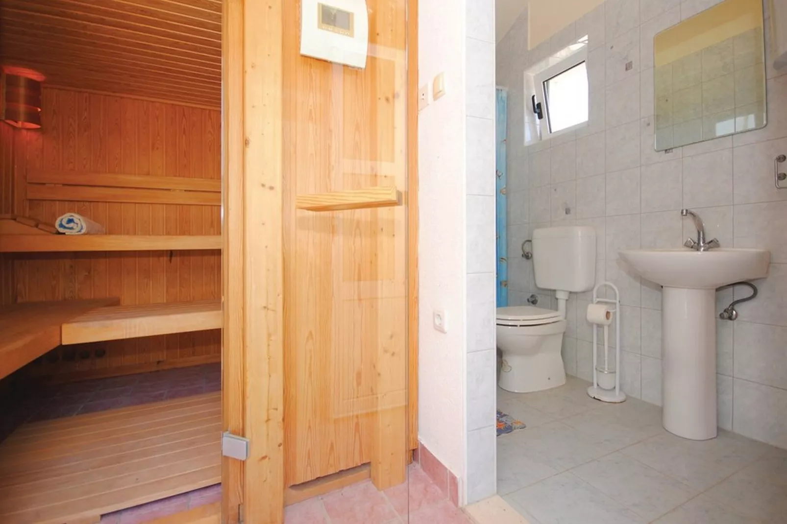 Picturesque Escape Holiday Home with Pool and Sauna - Four Bedroom Holiday Home with Sauna and Pool - Badkamer
