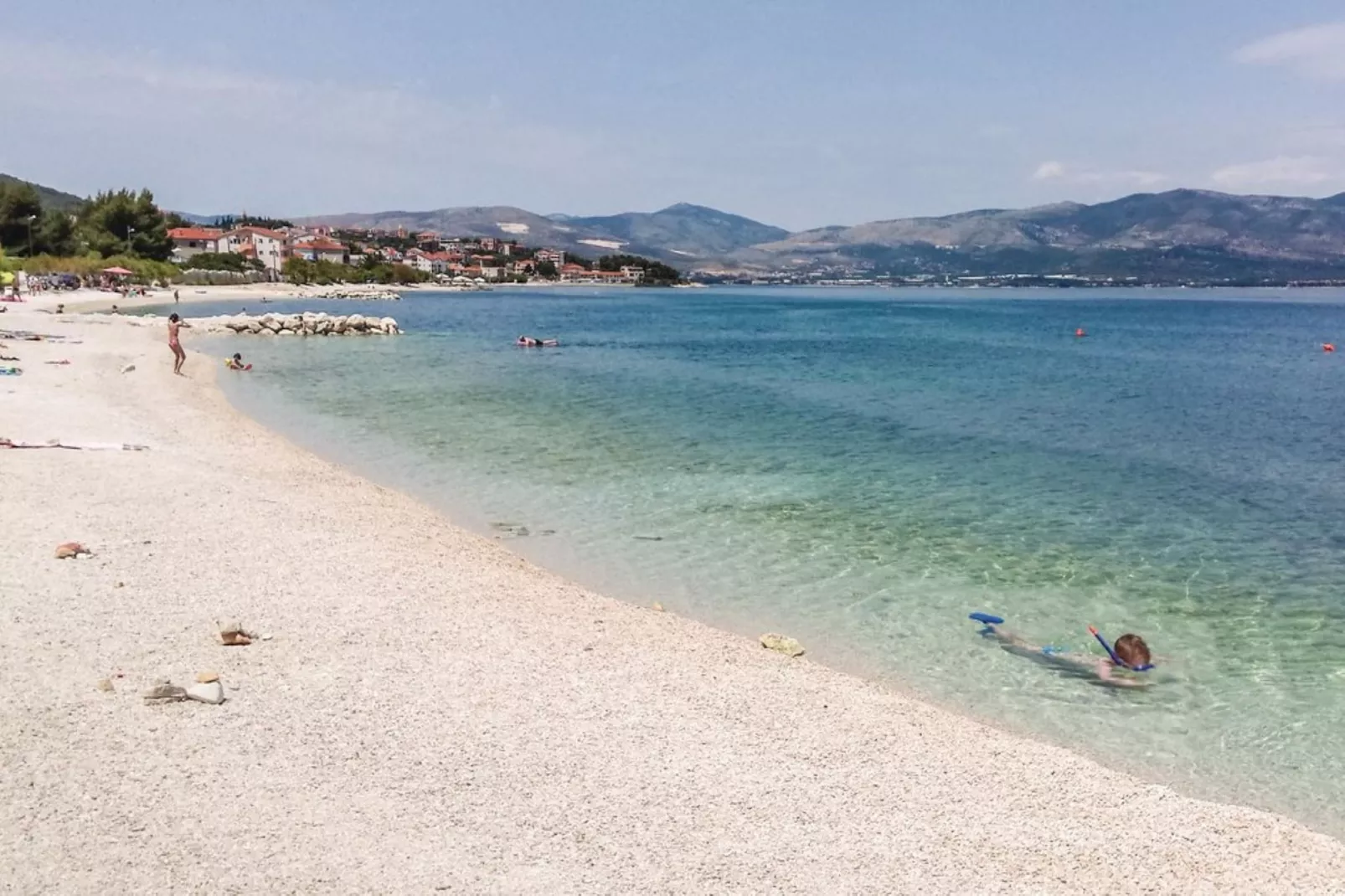 Cozy Beachfront Holiday Home Slatine - Five Bedroom Holiday Home with Terrace and Sea View - Buitenlucht