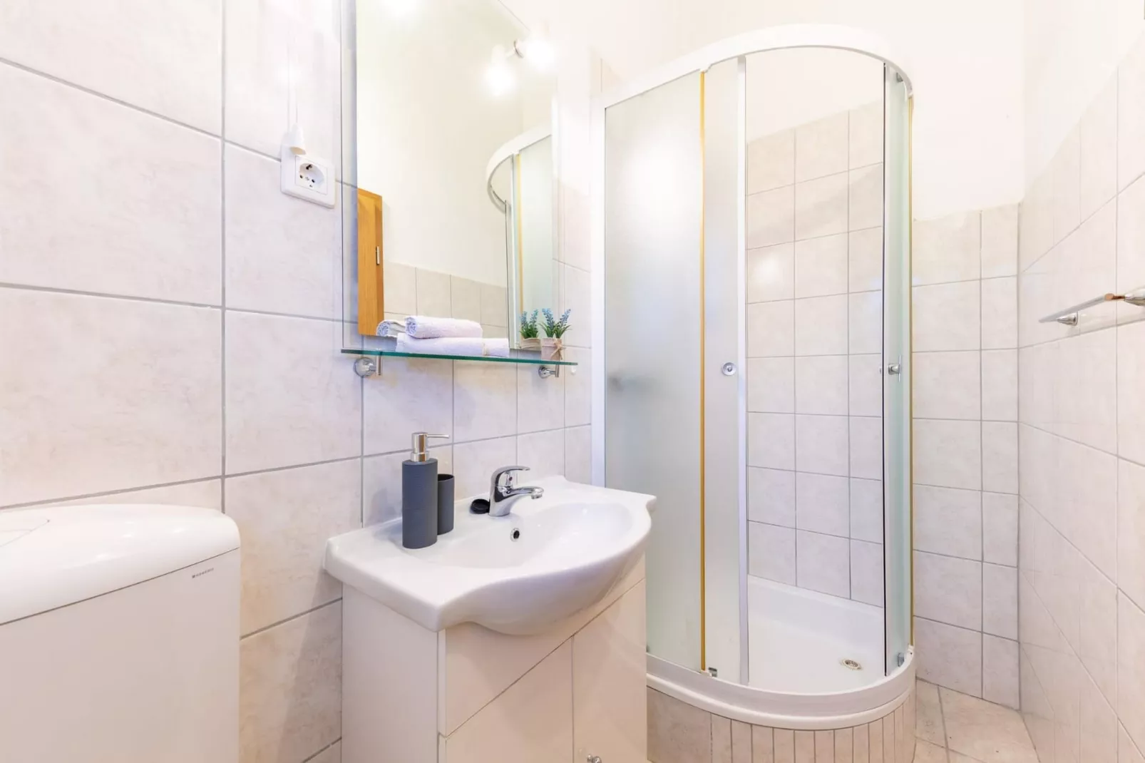 Spacious Prgomet Retreat with Private Pool, Fitness Centre, and Garden - Three Bedroom Villa - Badkamer