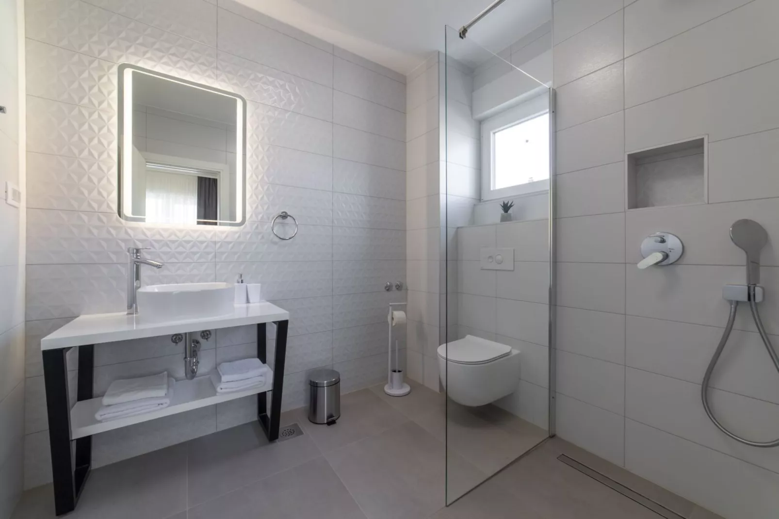 Luxury Kastela Villa with Heated Pool and Lounge Area - Four Bedroom Villa - Badkamer