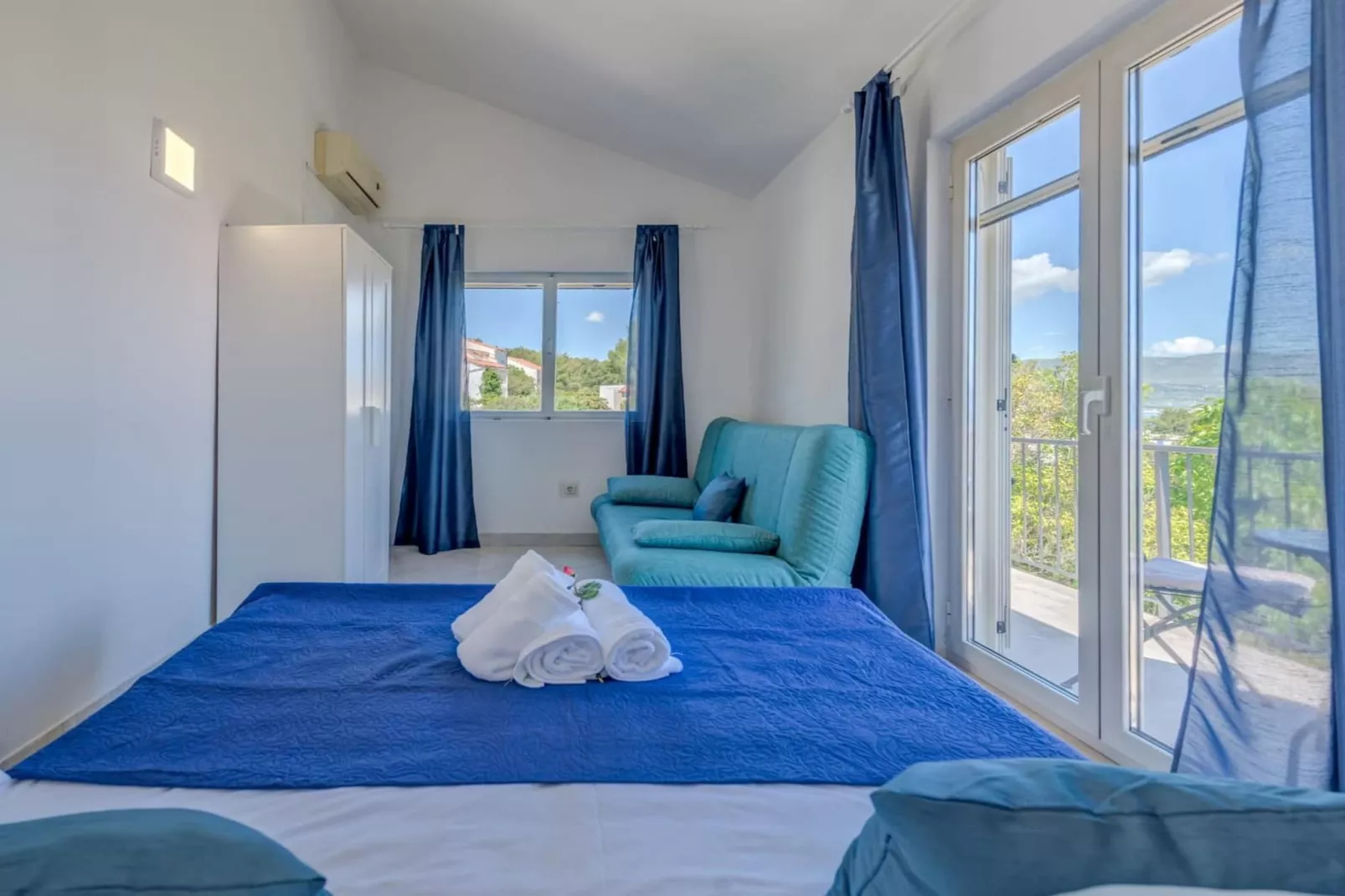 Seaside Getaway Holiday Home with Patio Slatine - Three Bedroom Holiday Home - Slaapkamer