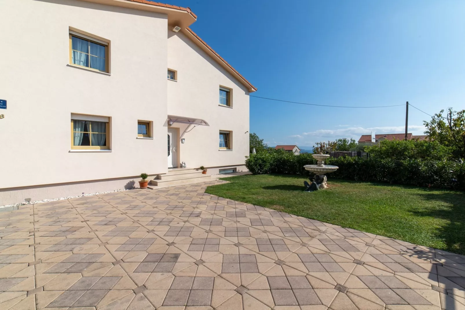 Spacious Holiday Home with Pool and Hot Tub in Kastel Stari - Four Bedroom Holiday Home with Pool - Buitenlucht