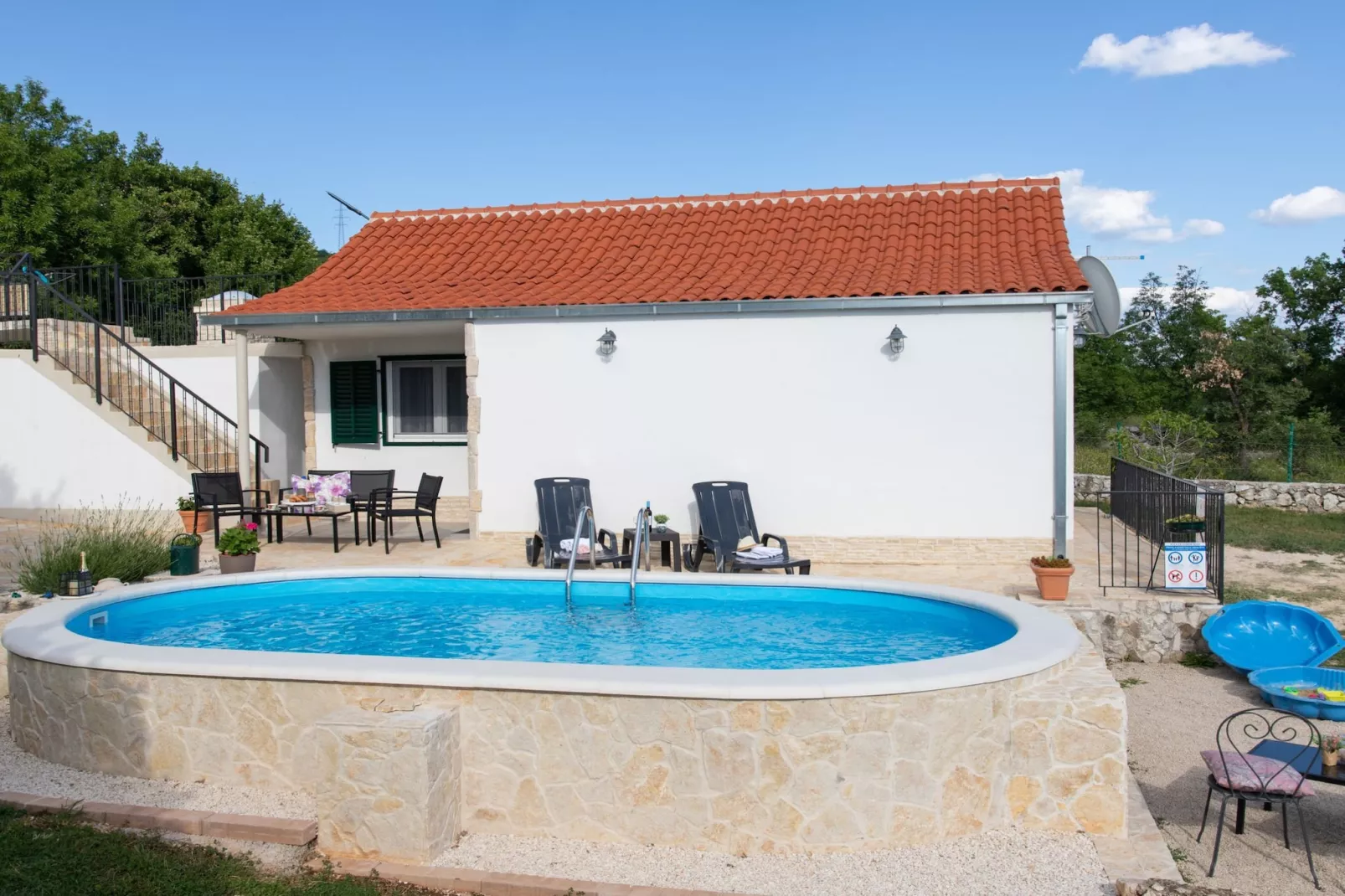 Serene Retreat Holiday Home with Pool - Two Bedroom Holiday Home with Pool - Buitenlucht