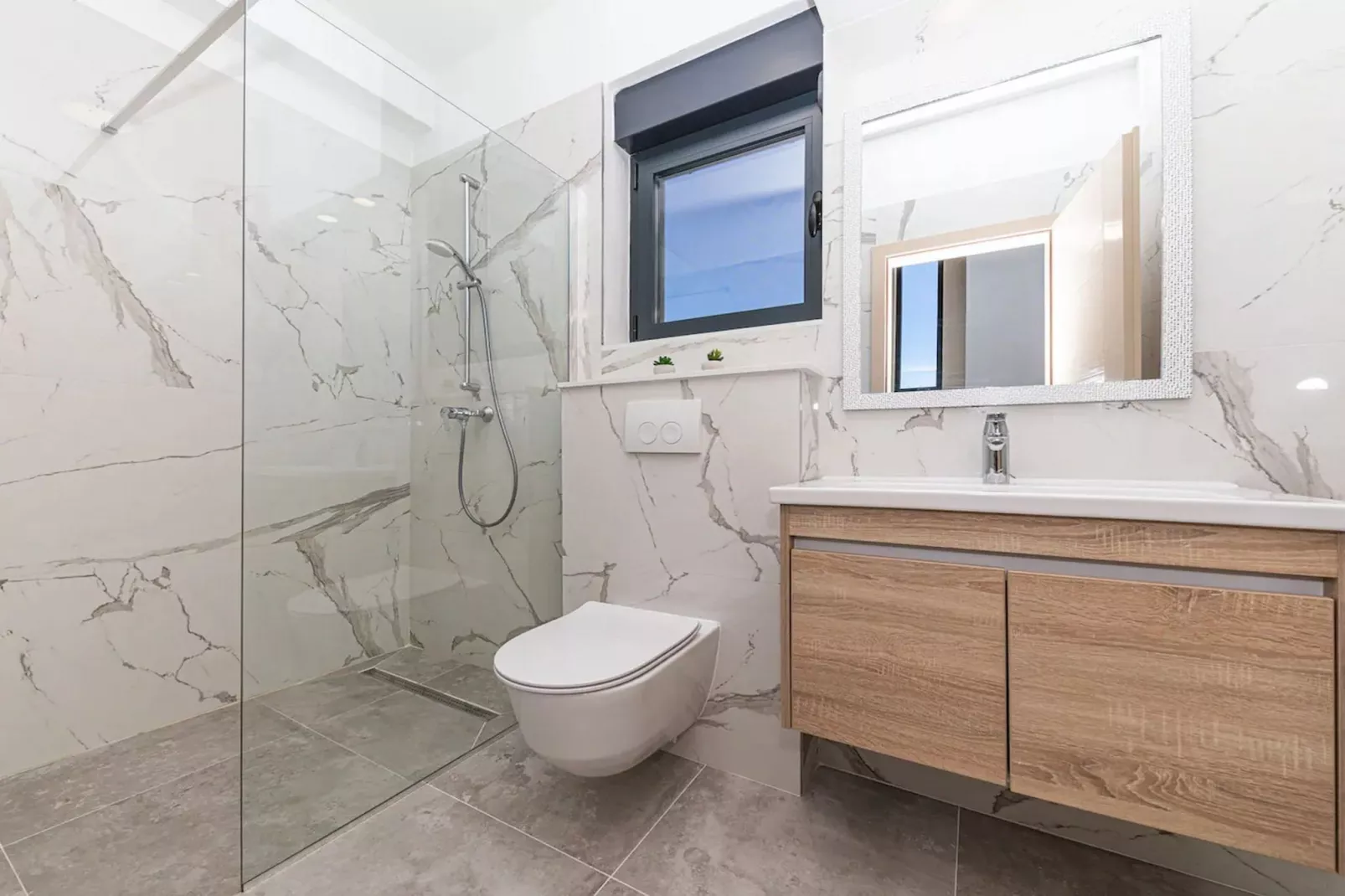 Luxurious Sanctuary Villa Primorski Dolac with Pool - Three Bedroom Villa with Pool - Badkamer