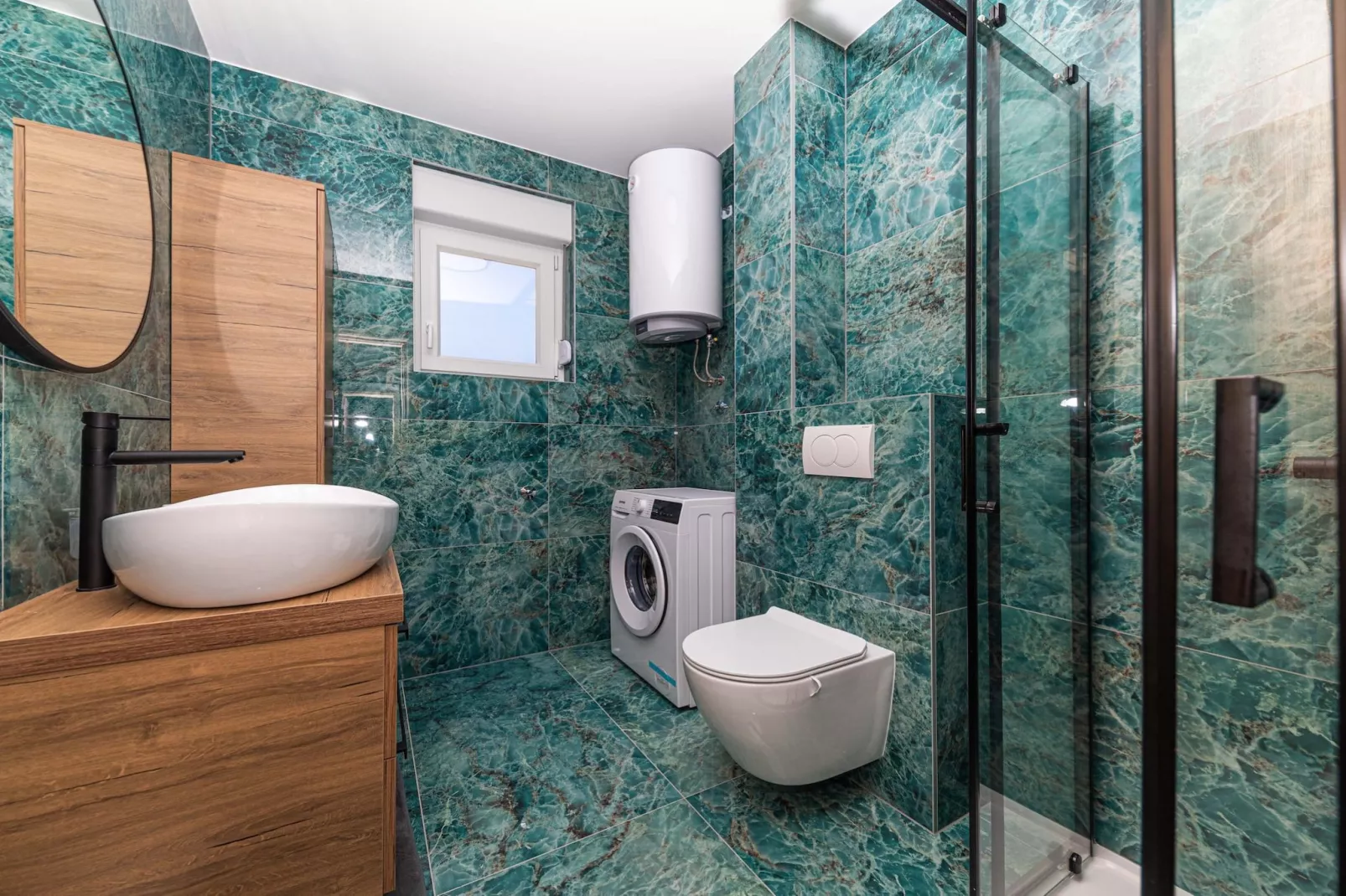 Elegant Kastel Novi Apartment with Sea View Balcony - Two Bedroom Apartment with Sea View and Balcony - Badkamer