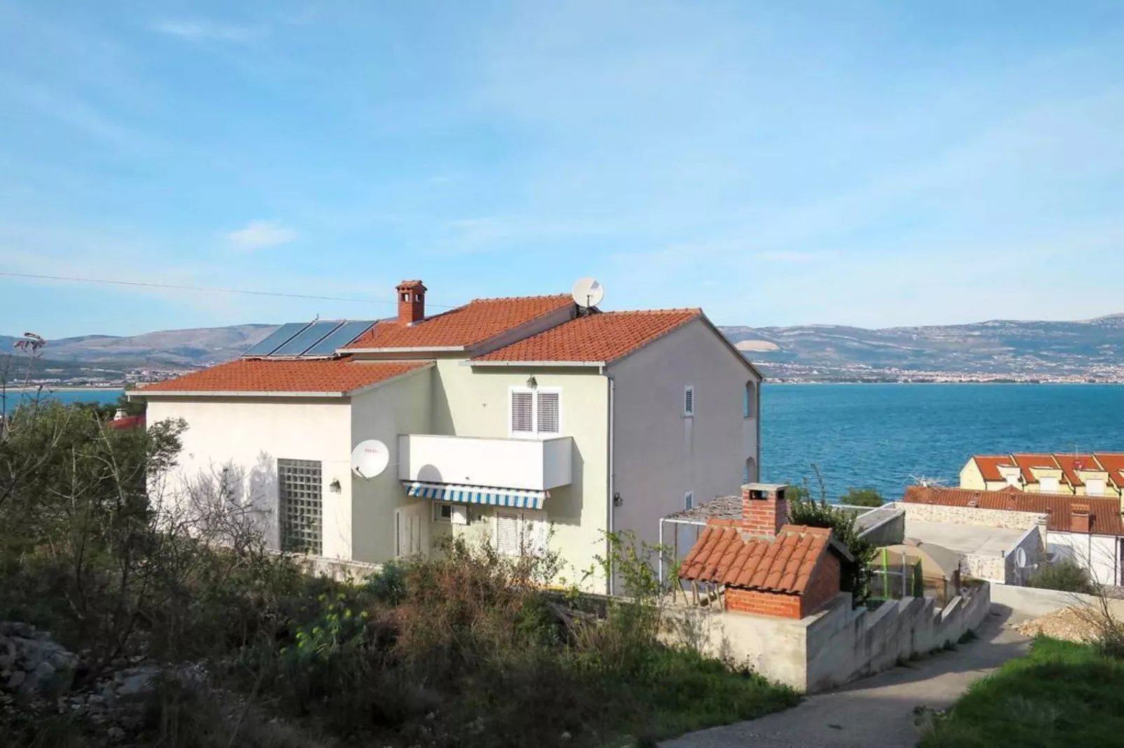 Sea-View Apartments with Pool, Terrace, and Outdoor Lounge in Scenic Čiovo Island - Comfort One Bedroom Apartment (Sollis III) - Buitenlucht