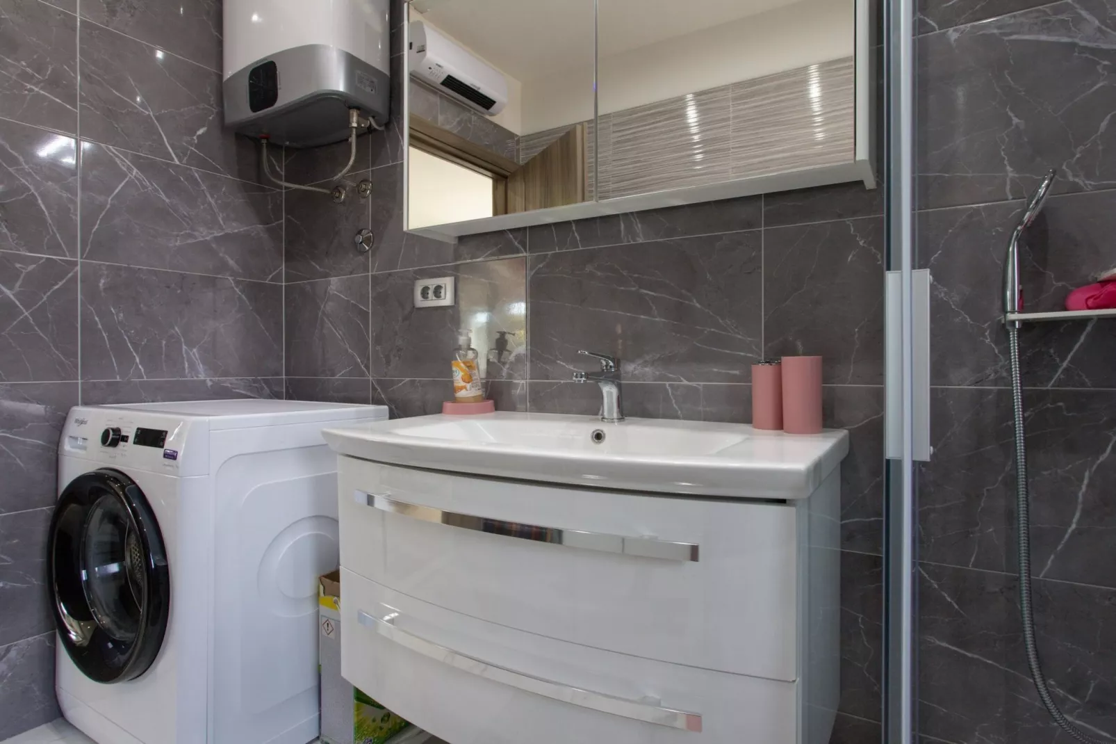 Trendy and Chic Apartment with Terrace and Private Garden - One Bedroom Apartment - Badkamer