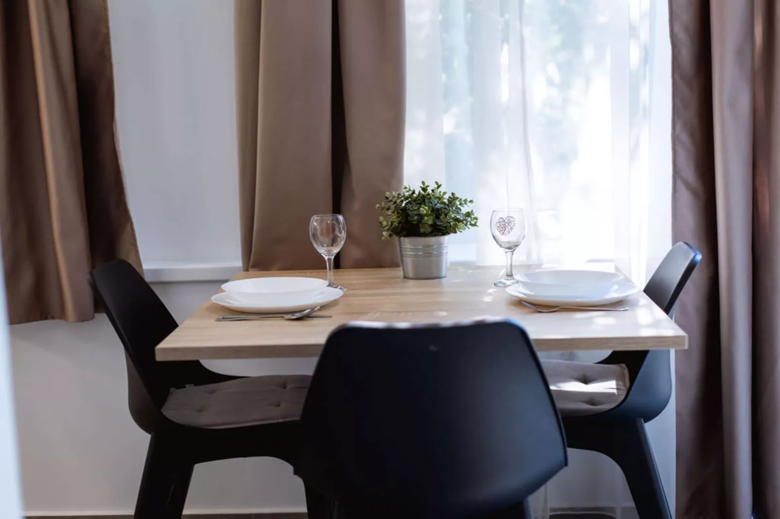 Stylish Apartments with Osijek Near Top Attractions - Standard Studio Apartment  - Maks 3 - Eetkamer