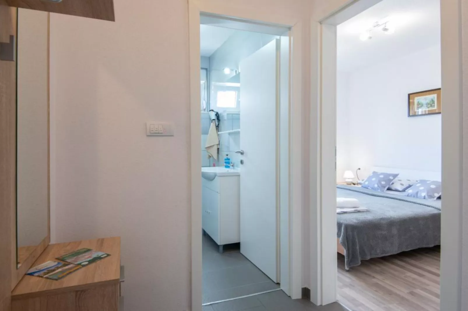 Peaceful Apartments Harfa-One Bedroom Apartment with Balcony and Partial Sea View 1 - Binnen