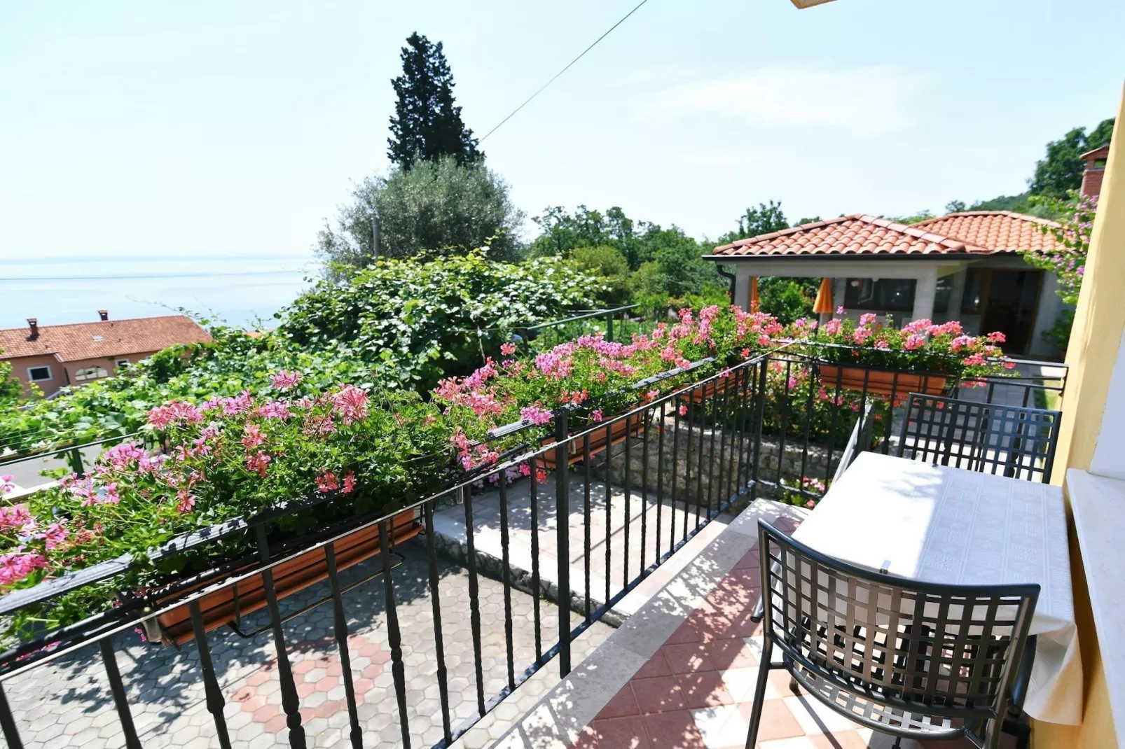 Scenic Retreat Rooms and Family Apartments - One Bedroom Apartment with Terrace - Terras