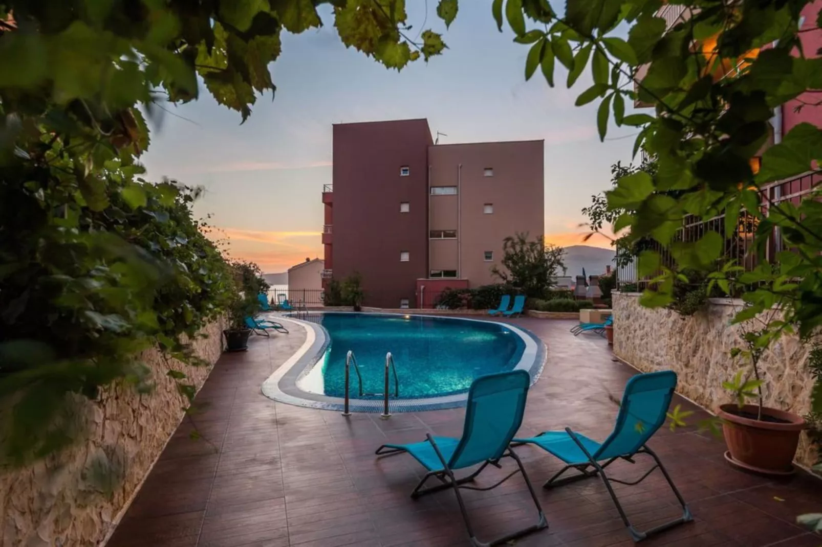 Elegant Hideaway Apartment with Pool - Two Bedroom Apartment with Pool - Zwembad