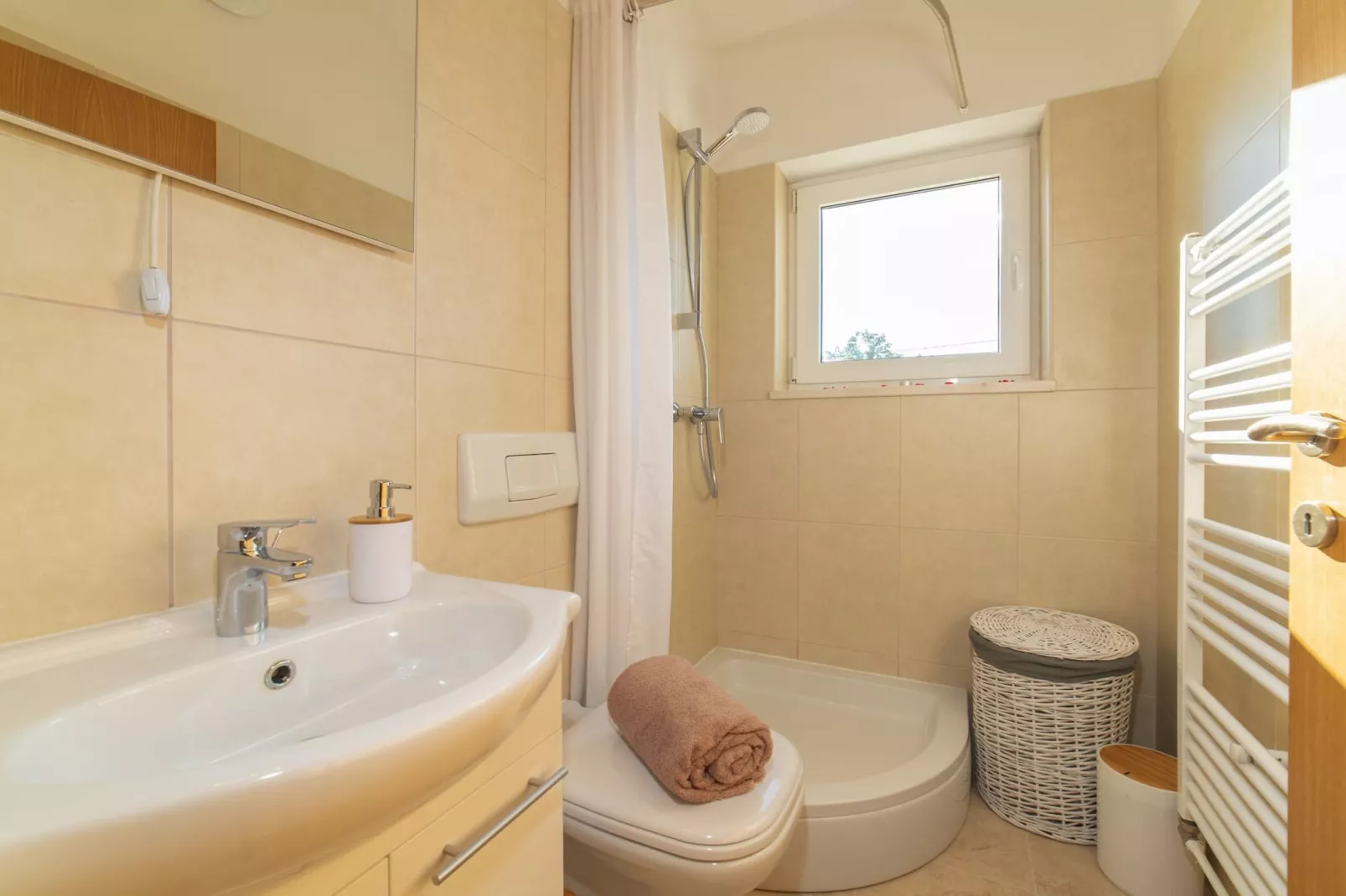 Idyllic Getaway Lovrec Villa with Pool - Five Bedroom Villa with Pool - Badkamer