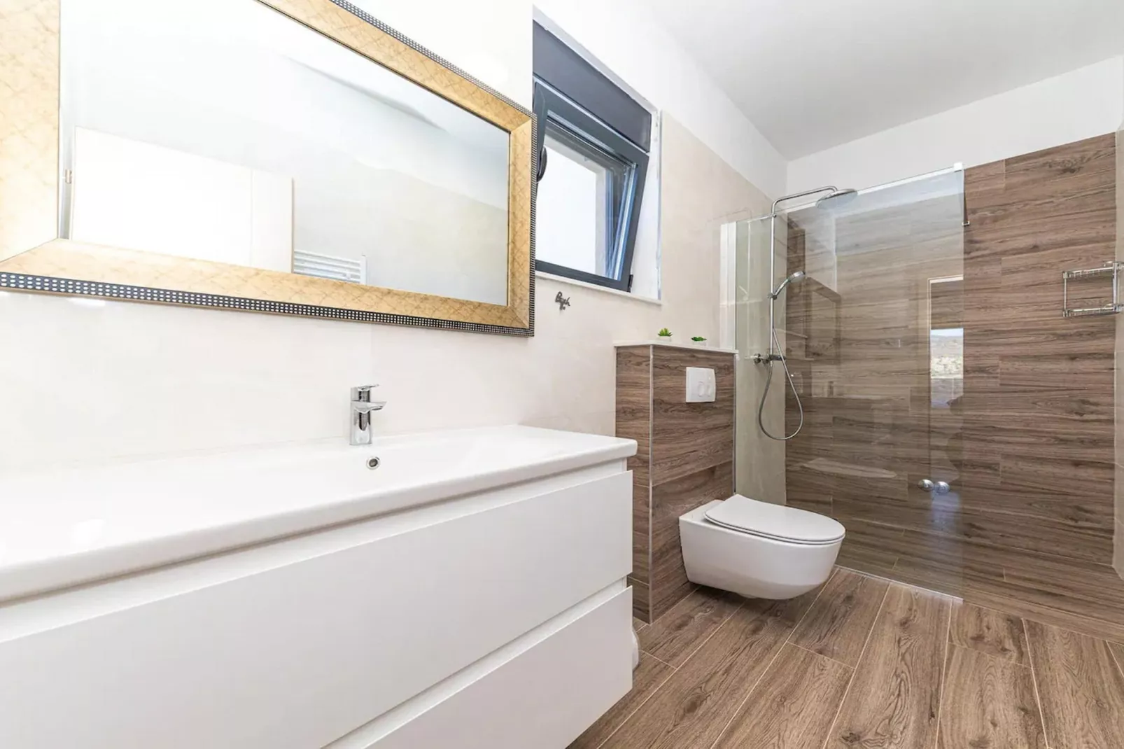 Luxurious Sanctuary Villa Primorski Dolac with Pool - Three Bedroom Villa with Pool - Badkamer