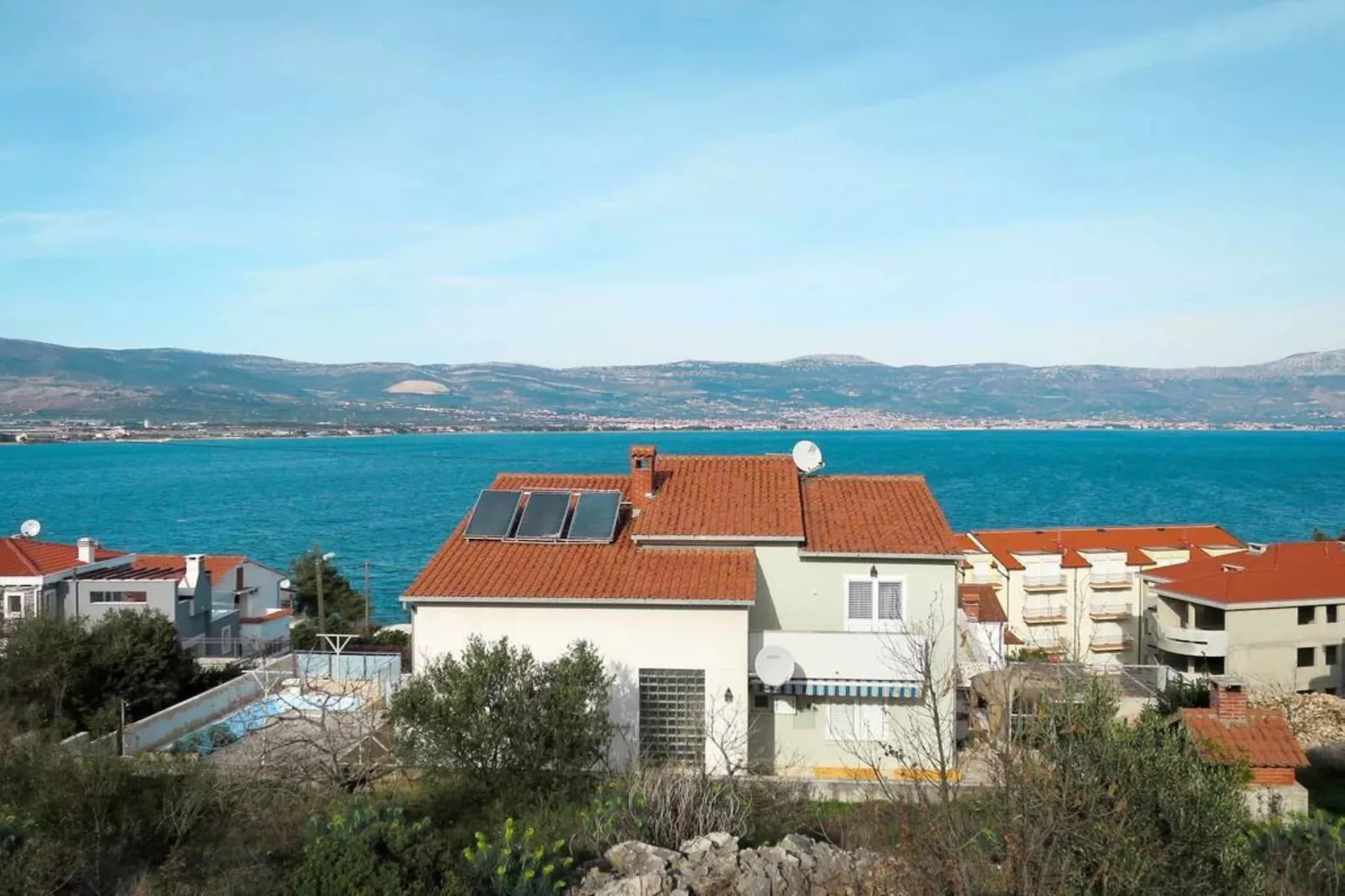 Sea-View Apartments with Pool, Terrace, and Outdoor Lounge in Scenic Čiovo Island - Comfort One Bedroom Apartment (Sollis III) - Buitenlucht