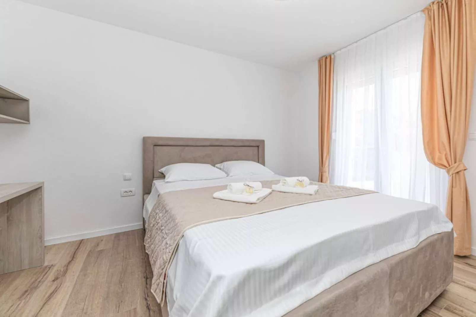 Expansive Retreat with Private Pool & BBQ, Near the Beach - Six Bedroom Villa - Slaapkamer