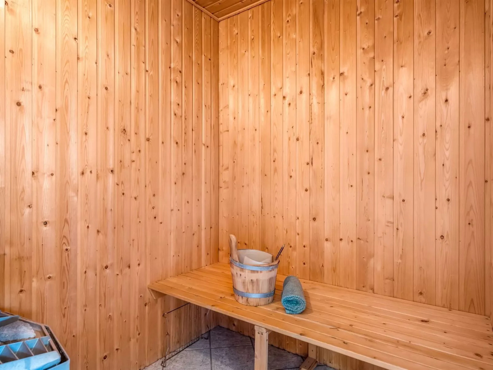 "Ebon" -  from the sea - Binnen