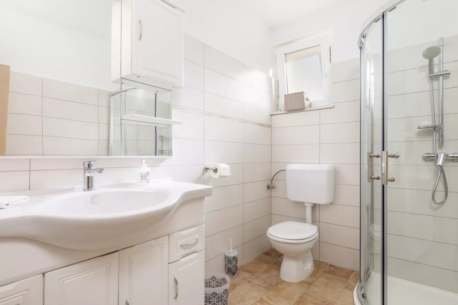 Wonderful Labin Villa with Private Pool and Sea Views - Three Bedroom - Badkamer