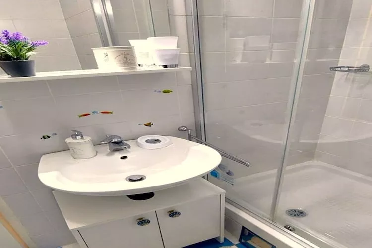 Charming Crikvenica Beachfront Apartment - One Bedroom Apartment - Badkamer