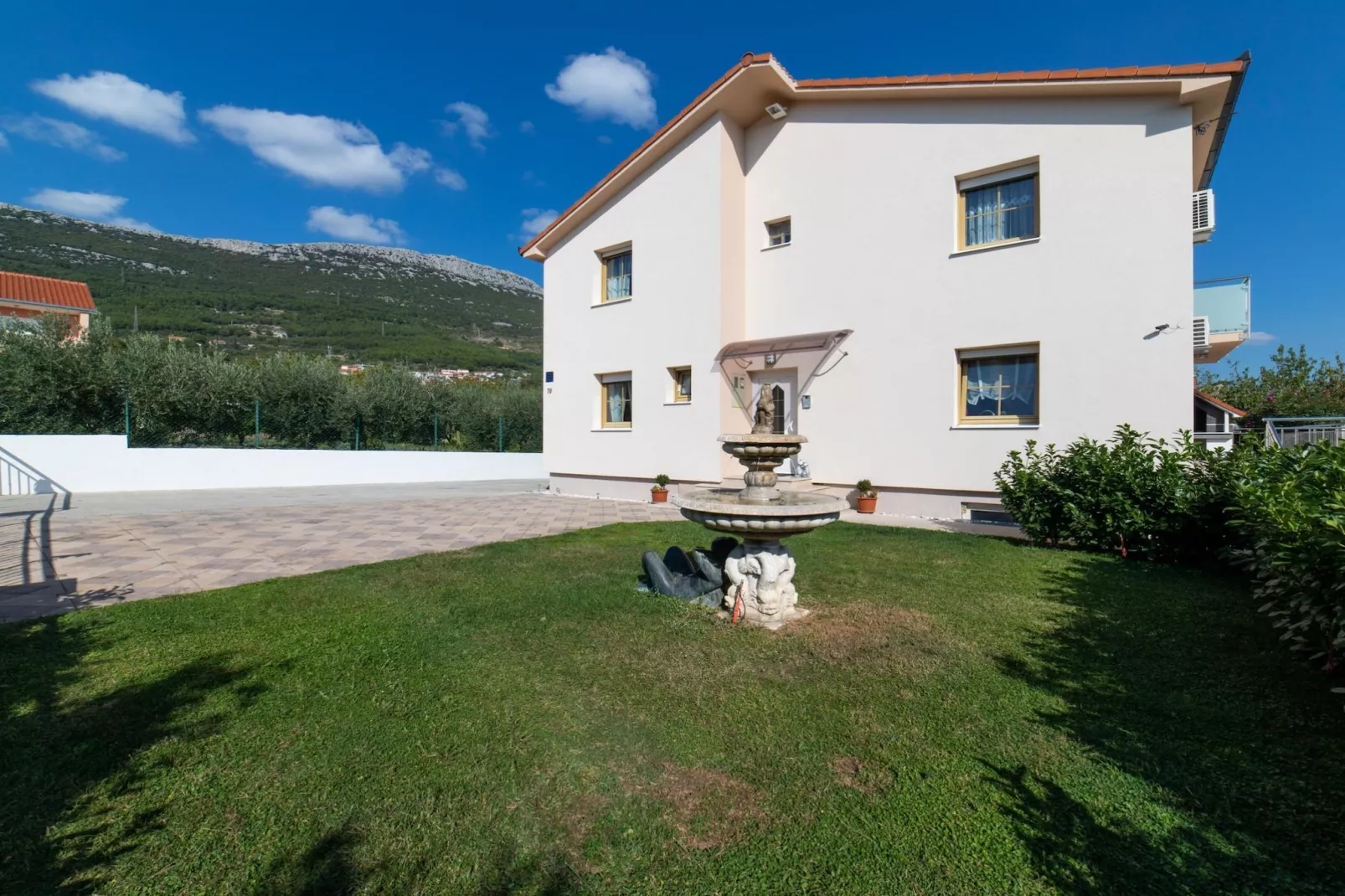 Spacious Holiday Home with Pool and Hot Tub in Kastel Stari - Four Bedroom Holiday Home with Pool - Buitenlucht