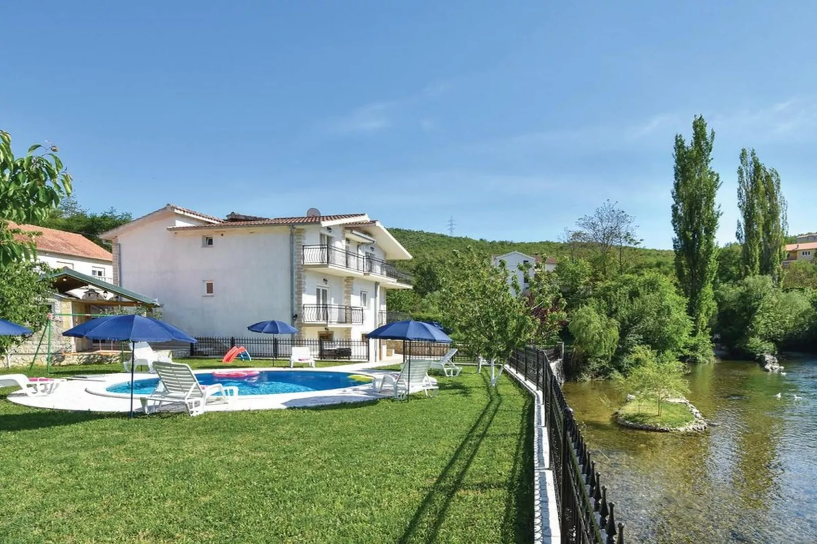 Serene Villa with Pool, BBQ, and Authentic Tavern Surrounded by Nature - Five Bedroom Holiday Home - Buitenlucht