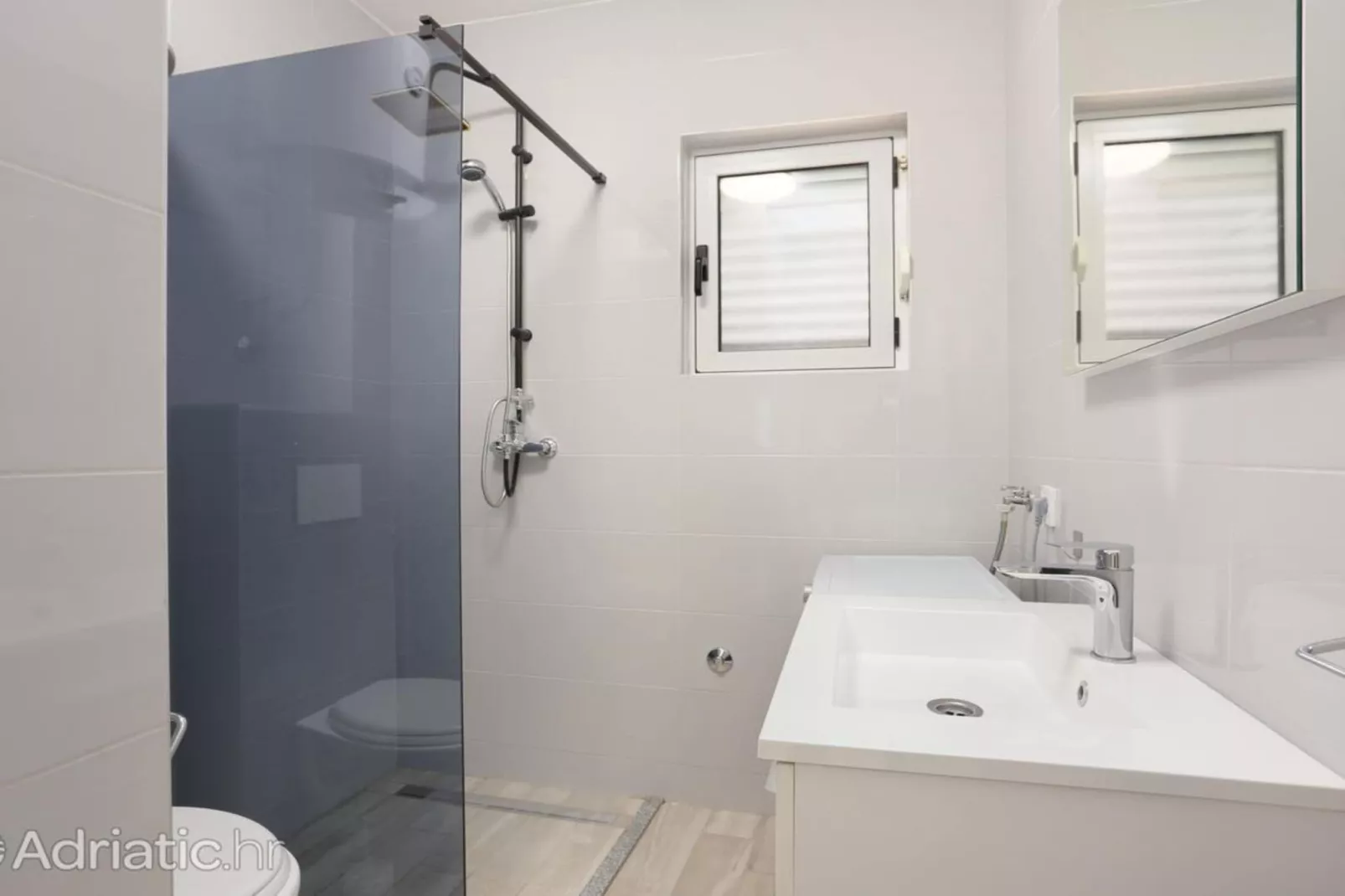 Holiday Home Nada Rogoznica - Six Bedroom Holiday Home - Badkamer