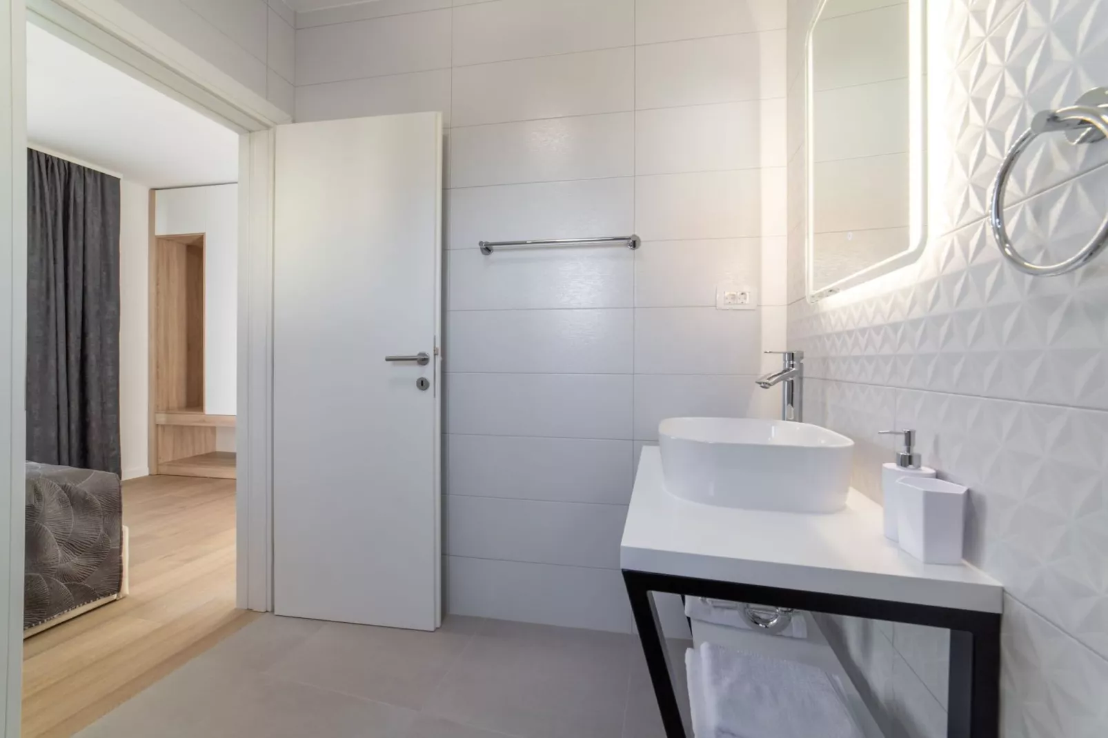 Luxury Kastela Villa with Heated Pool and Lounge Area - Four Bedroom Villa - Badkamer