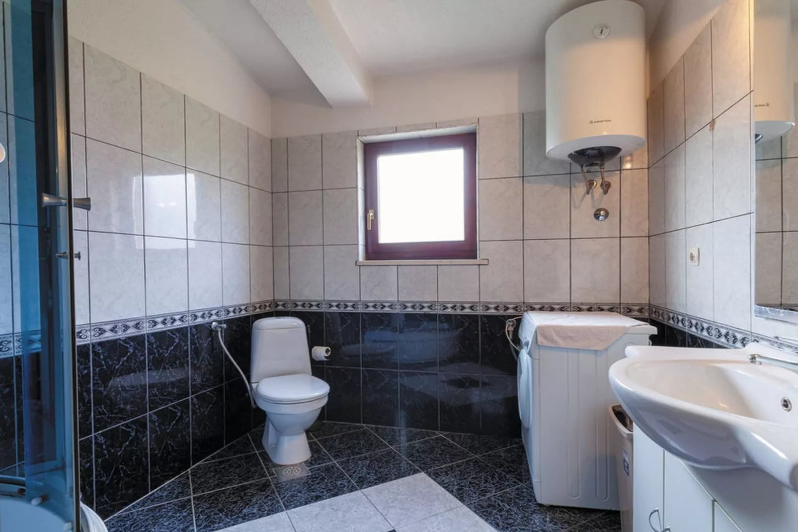Mediterranean Stylish Villa with Pool in Kastel Stari - Six Bedroom Villa with Pool - Badkamer
