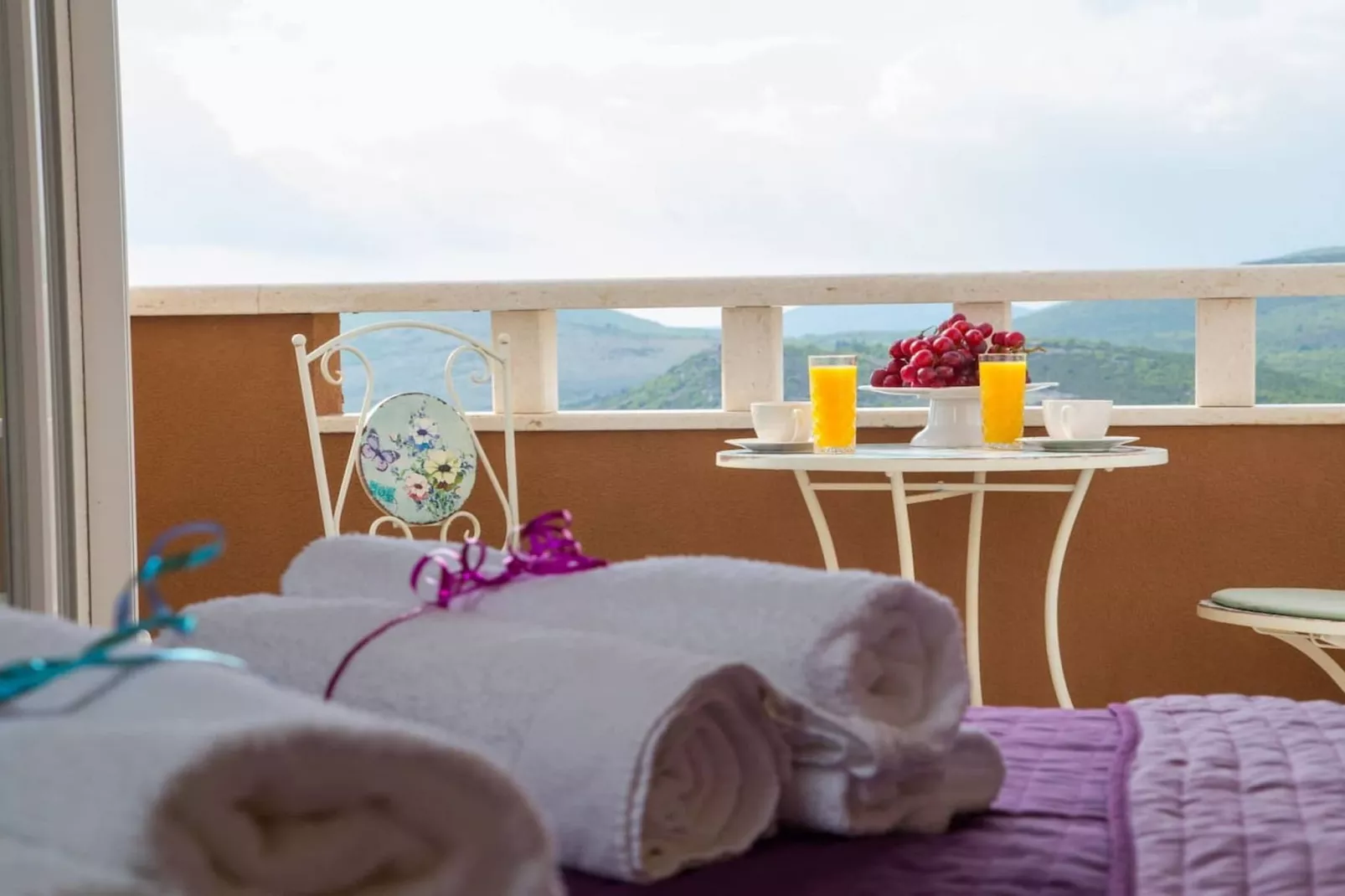 Peaceful Escape with Mountain Views, Heated Pool and Modern Amenities in Radošić - Four Bedroom Villa - Uitzicht