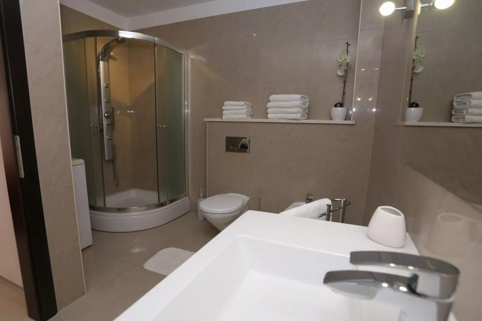 Okrug Gornji Luxurious Escape Villa with Pool - Five Bedroom Villa with Pool - Badkamer