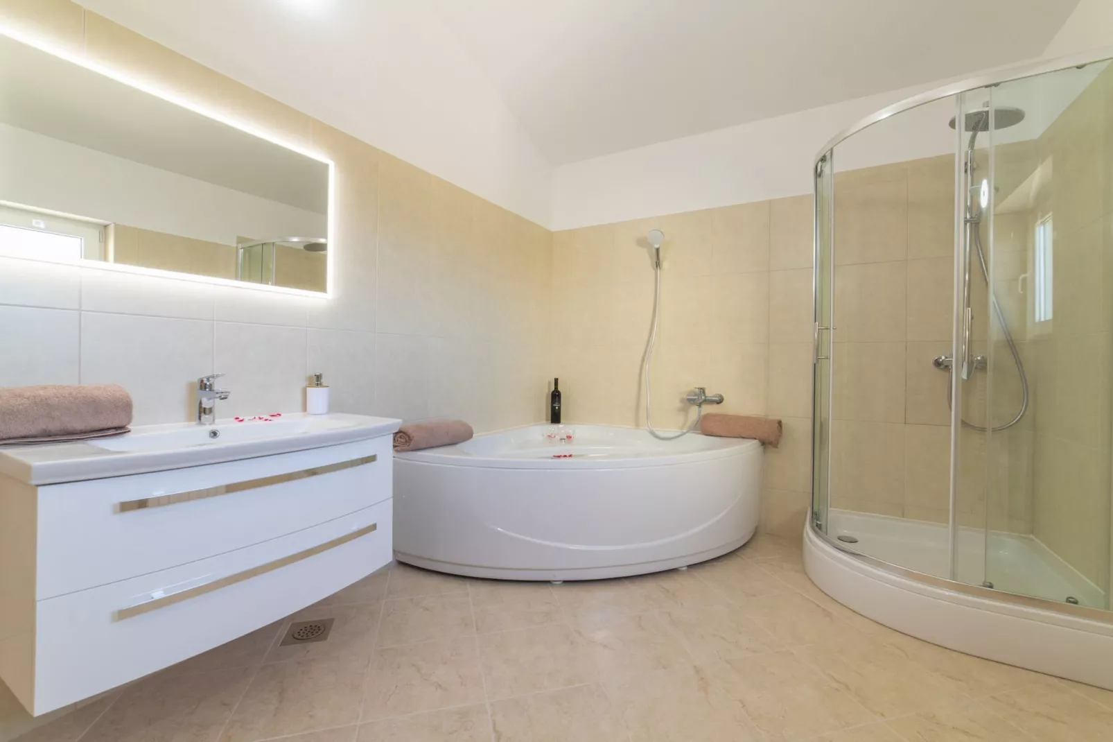 Idyllic Getaway Lovrec Villa with Pool - Five Bedroom Villa with Pool - Badkamer