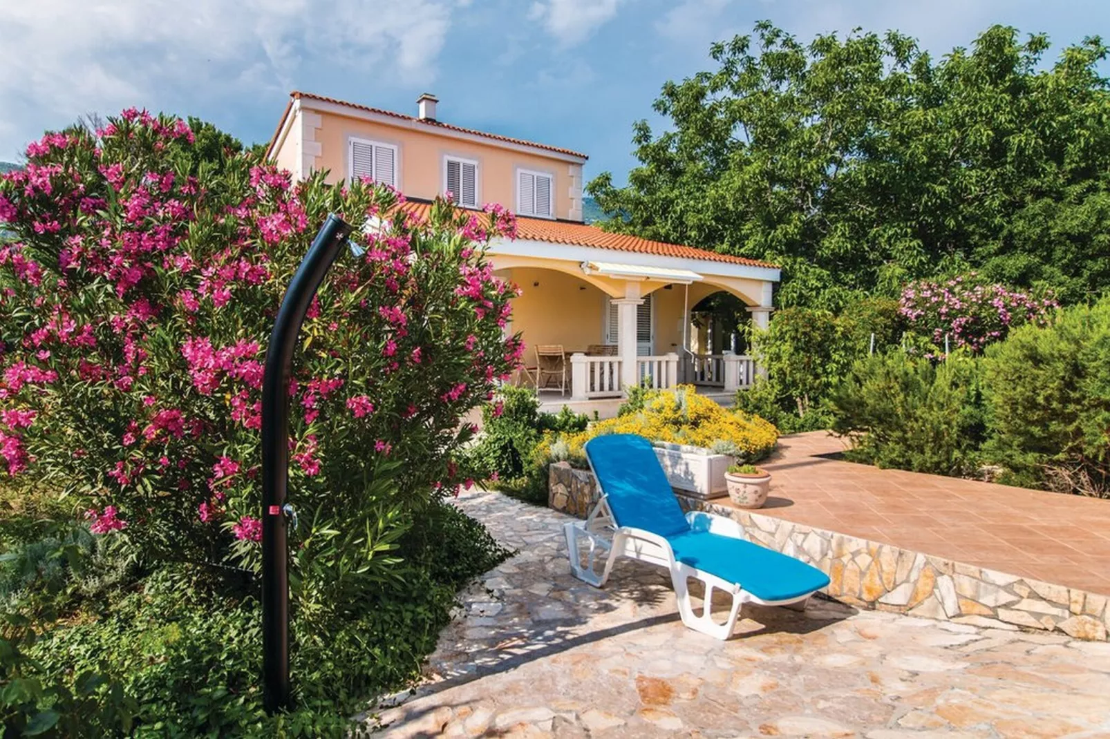 Picturesque Escape Holiday Home with Pool and Sauna - Four Bedroom Holiday Home with Sauna and Pool - Buitenlucht