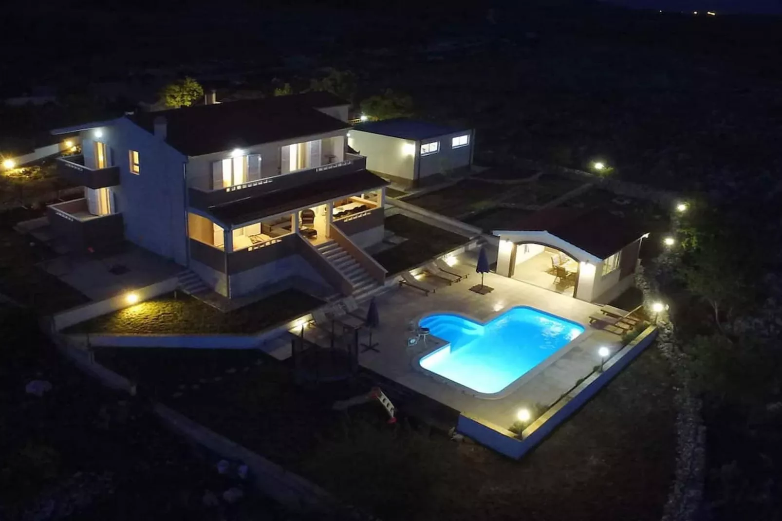 Peaceful Escape with Mountain Views, Heated Pool and Modern Amenities in Radošić - Four Bedroom Villa - Uitzicht