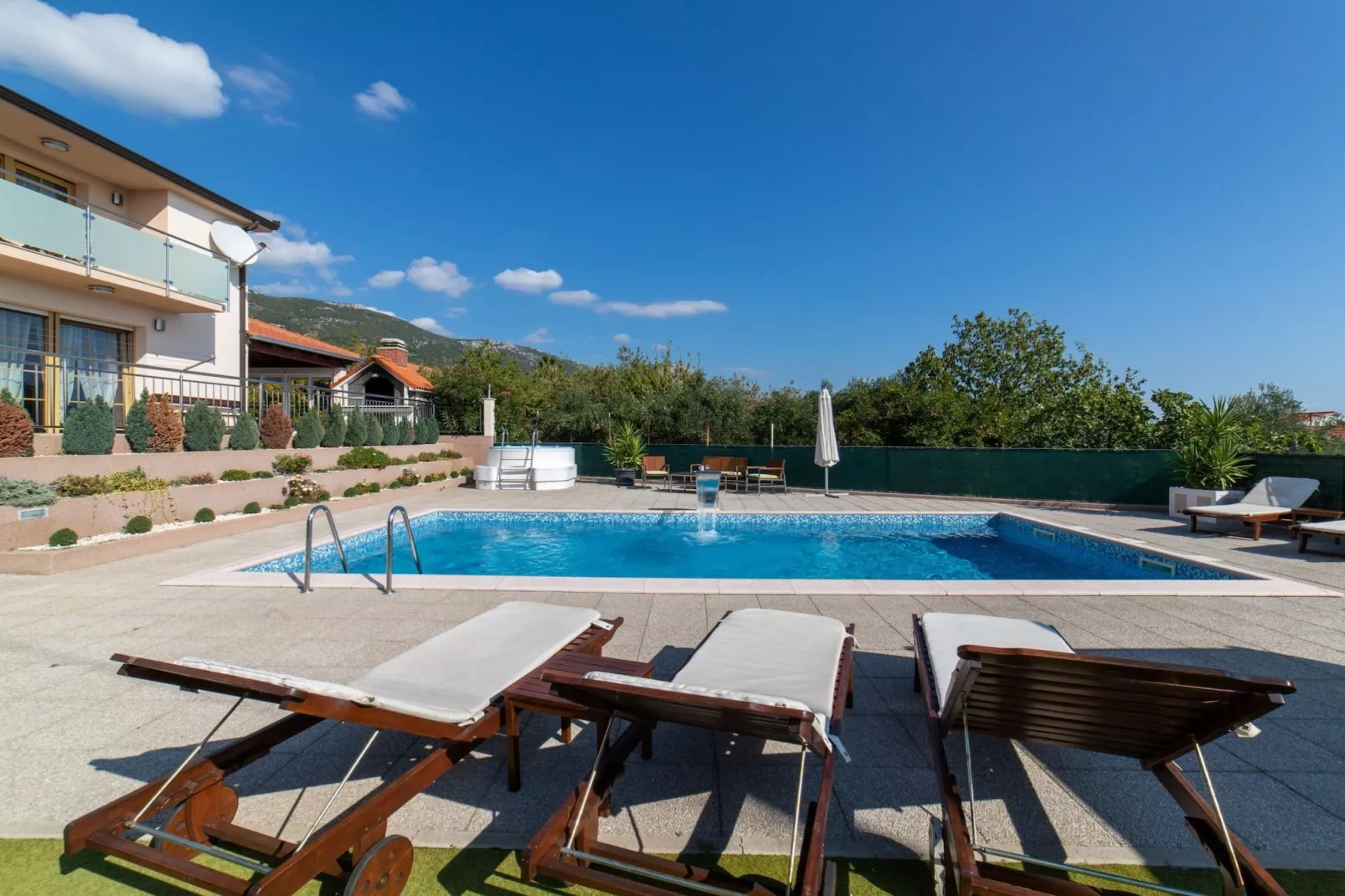 Spacious Holiday Home with Pool and Hot Tub in Kastel Stari - Four Bedroom Holiday Home with Pool - Zwembad