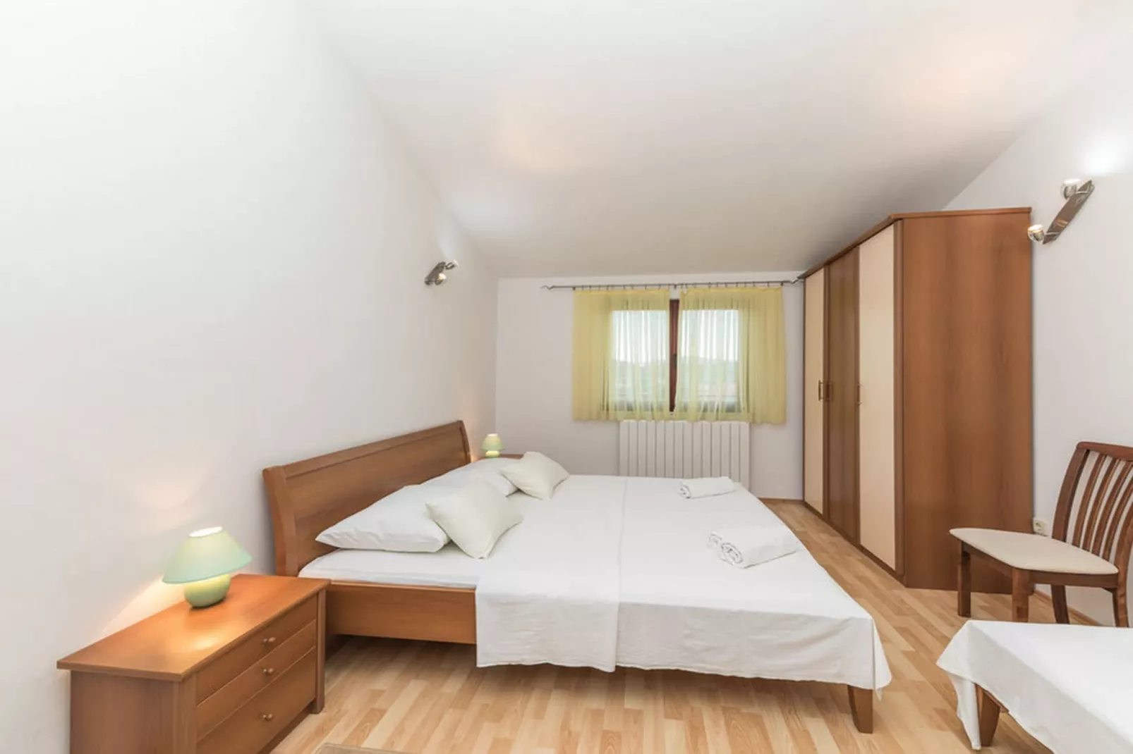 Relaxing Holiday Home with Pool, Fitness Area, and Entertainment Facilities - Six Bedroom Holiday Home - Slaapkamer