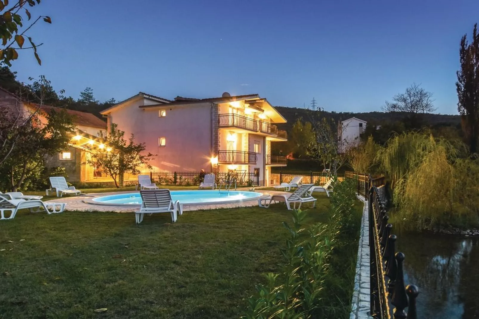 Serene Villa with Pool, BBQ, and Authentic Tavern Surrounded by Nature - Five Bedroom Holiday Home - Buitenlucht
